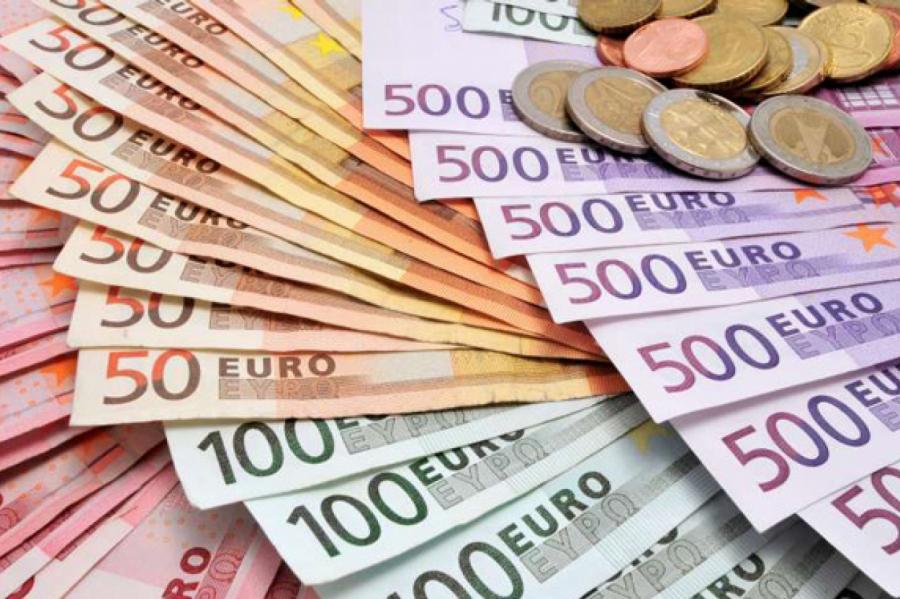 Латвийцы более не смогут купить машину или квартиру за наличные