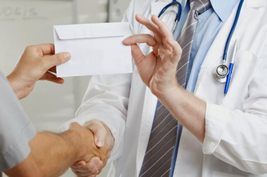 Утром деньги, вечером клизма: сколько взяток берут латвийские врачи