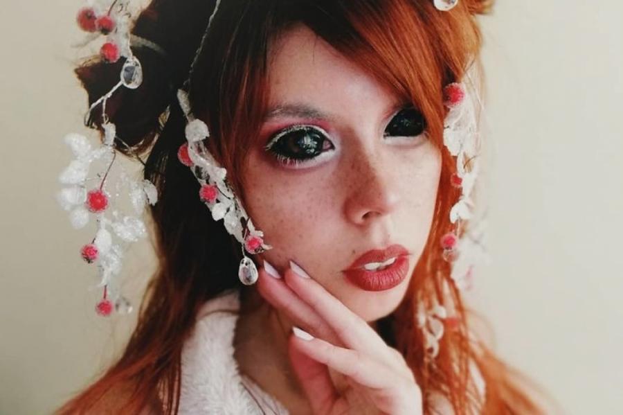 Модель сделала татуировки на глазных яблоках и потеряла зрение