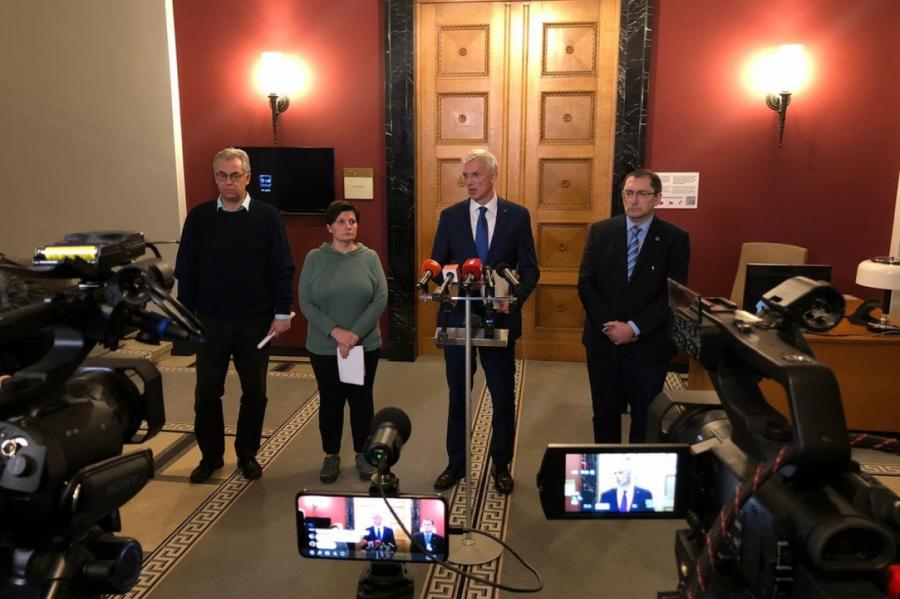 Латвийцам разрешено собираться только на похоронах - официальный перевод