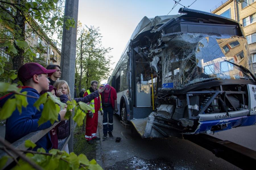 Троллейбус идёт на таран: жительница рижской пятиэтажки чудом не пострадала