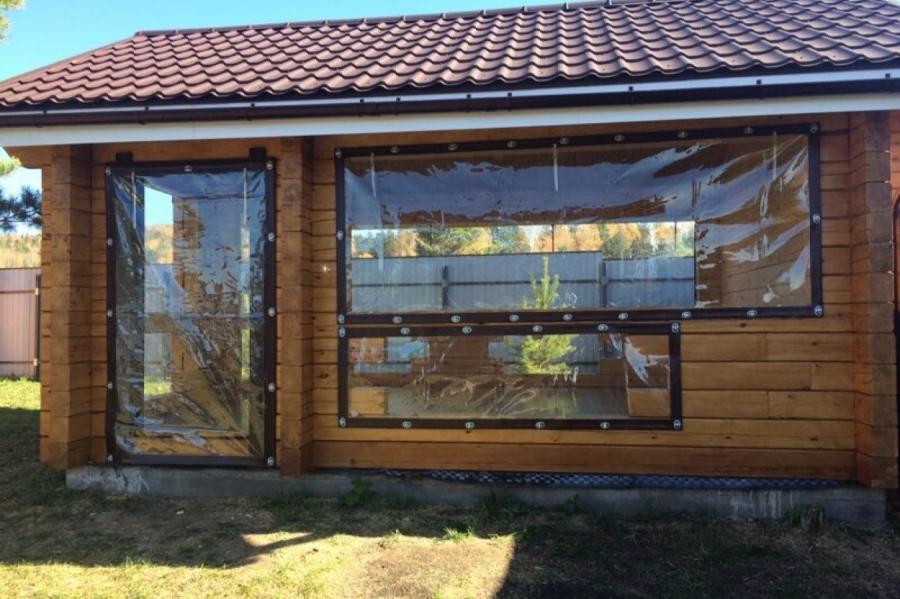 Определяем плюсы и минусы мягких окон для беседки