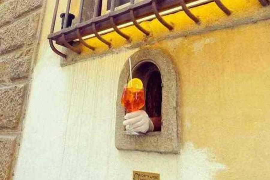 Коронавирус заставил итальянцев возродить чумную традицию