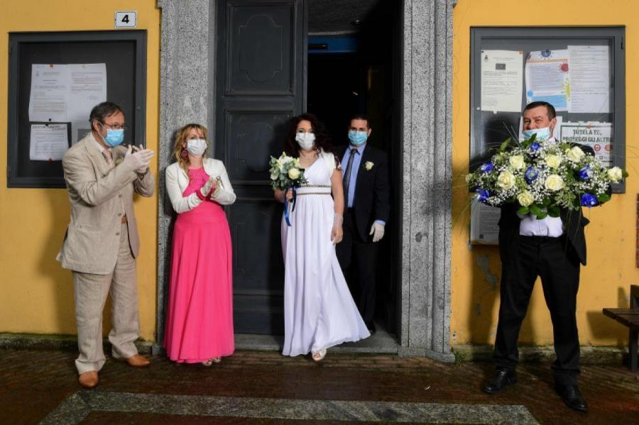 В Италии запретили работу клубов и ввели ночной масочный режим