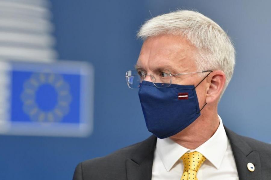 Премьер: нужно думать, как успешно бороться с "Covid-19", не закрывая границы