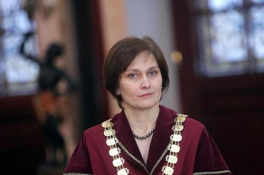 Зиемеле продолжит работу в КС до принесения присяги суду ЕС