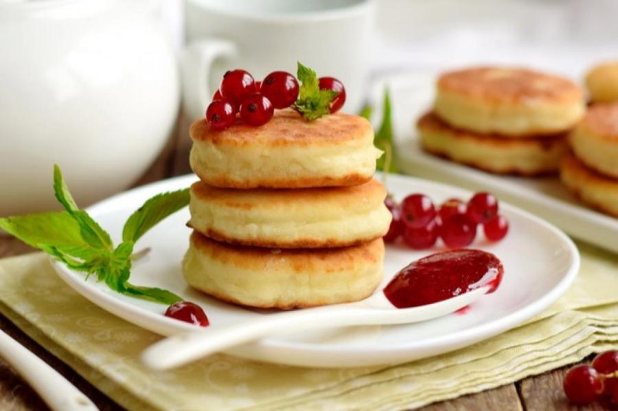 Сколько и как жарить сырники