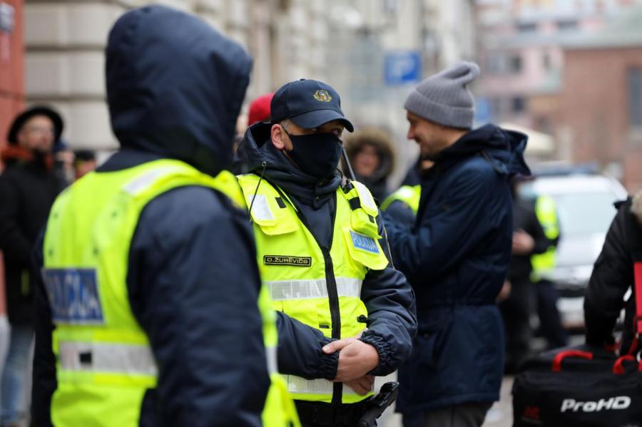 К Сейму Латвии стянулись протестующие и полиция (ВИДЕО)