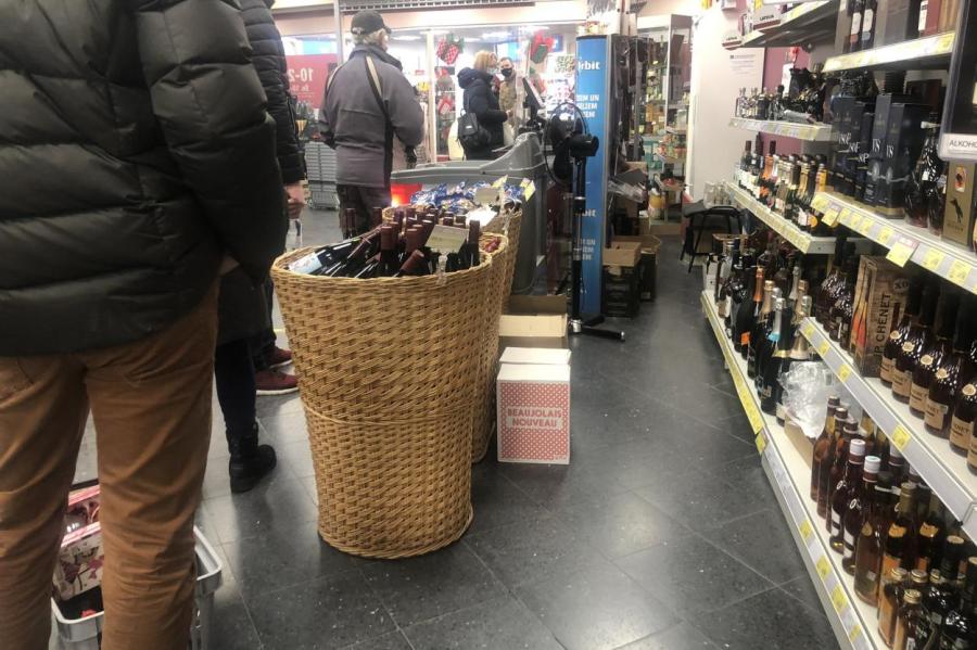 Алко-пятница? Люди создают очереди, закупаясь "запрещенкой" перед выходными