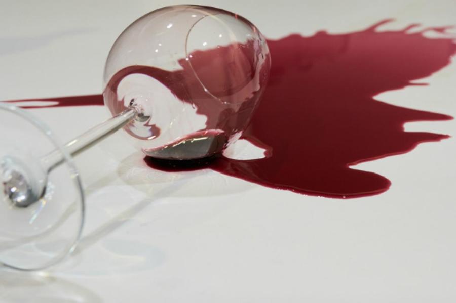 Пролить чай, молоко, кофе, воду, вино: что сулят приметы