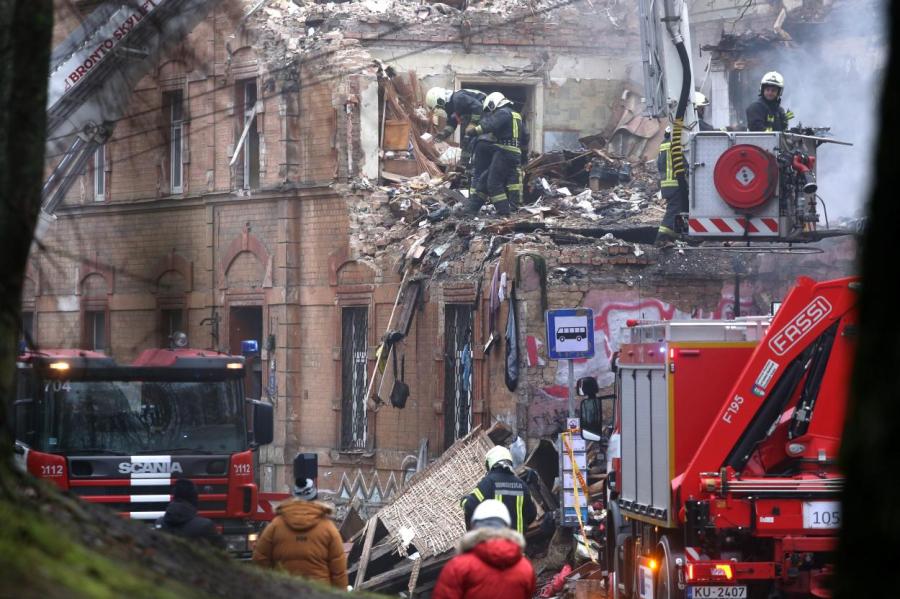 Жителей взорванного в Риге дома пустили на пепелище