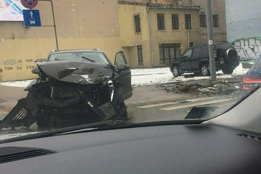 Момент тяжелого столкновения двух автомобилей в центре Риги попал на видео