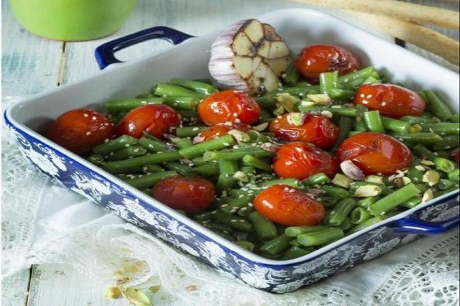 Фасоль зеленая с черри, чесноком и фисташками