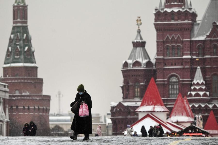 Туристам разрешили проходить на территорию Кремля с рюкзаками, едой и водой