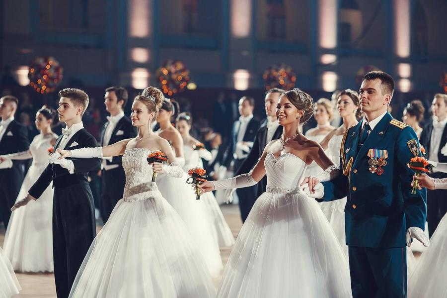 «Мисс Латвия» уехала в Москву и открыла там бал. Ее похвалил за воспитанность