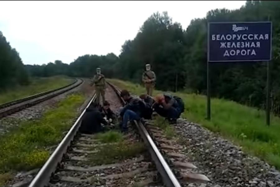 ВИДЕО: как белорусские военные переправляют мигрантов в Латвию