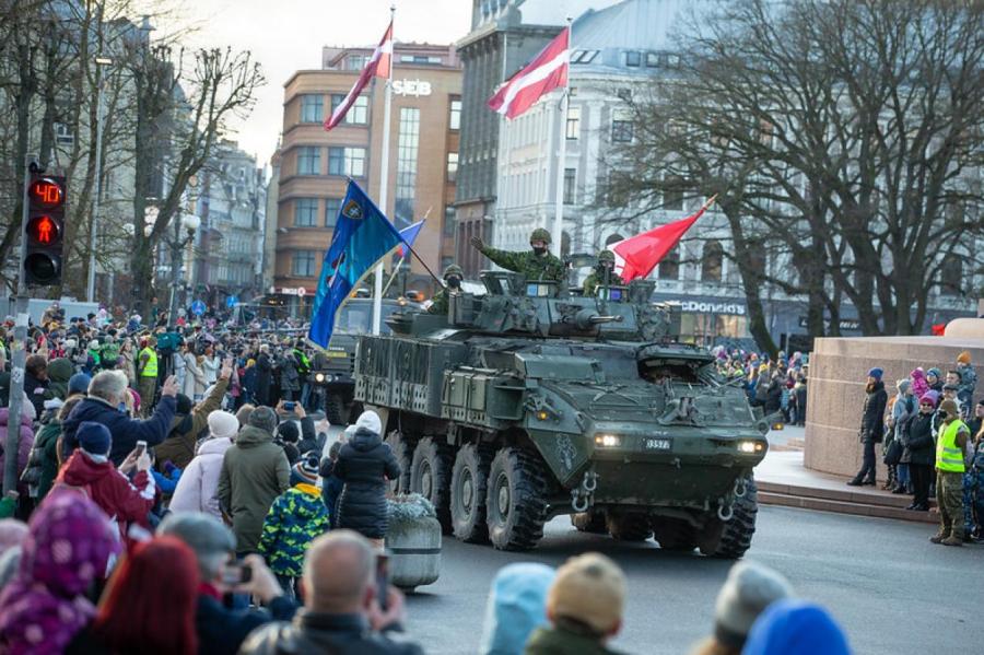 В Риге прошел военный парад в честь 103-летия Латвии (+ФОТОРЕПОРТАЖ)