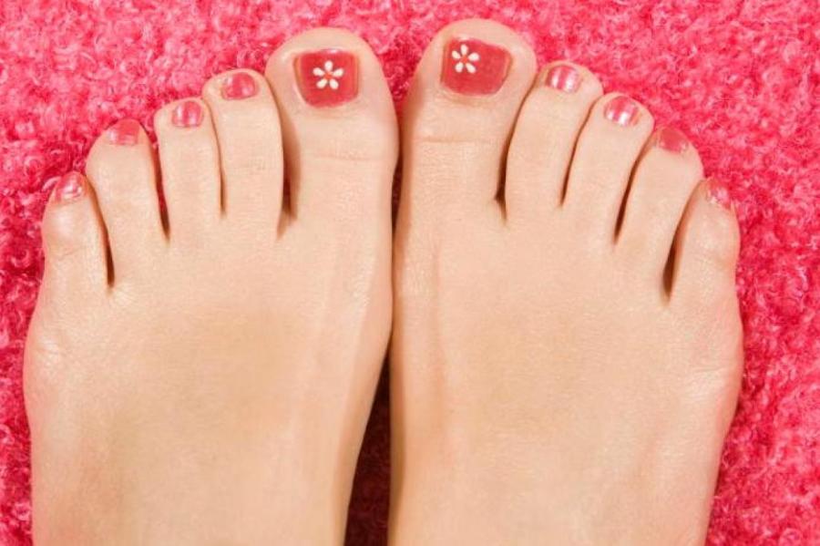 Почему нельзя ходить босиком по дому: приметы и суеверия