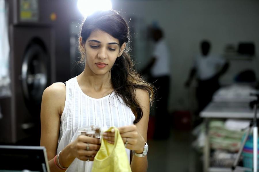 Проверенные способы и методы: как убрать смолу с одежды