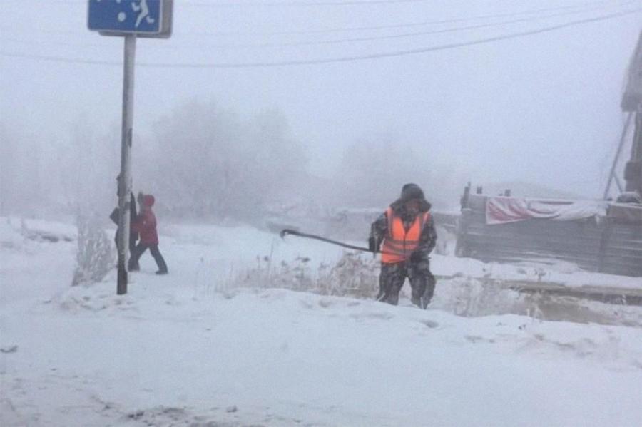 Учись, Рижская дума: в Якутии коммунальщики вышли косить траву в -50°C