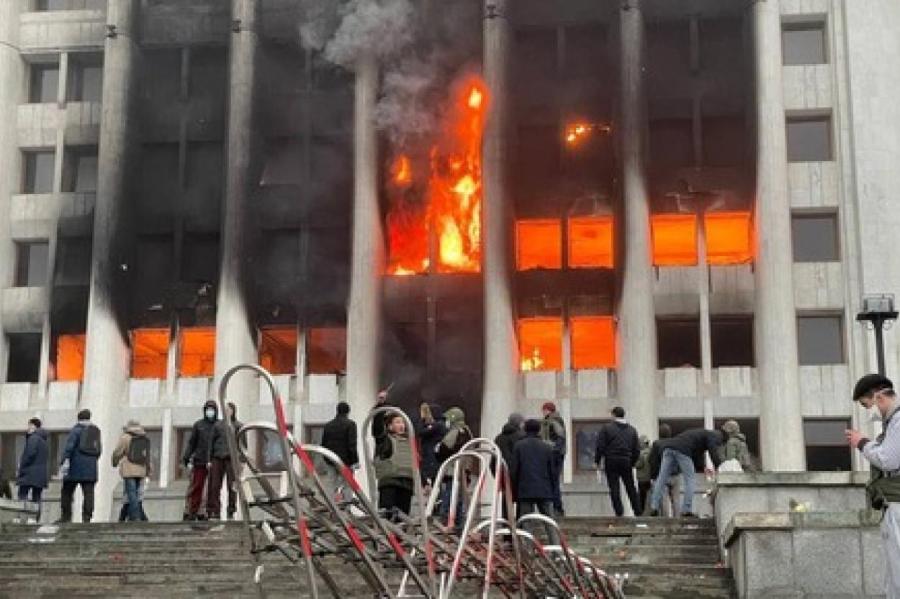 В Алма-Ате погибли 12 полицейских, одному отрезали голову