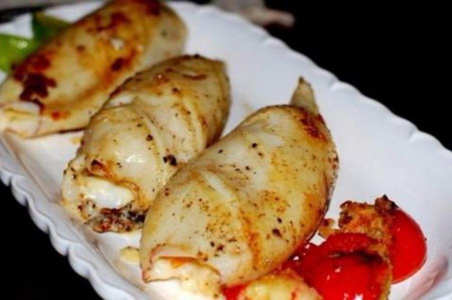 Кальмары, фаршированные грибами и яйцом, в духовке – на обед