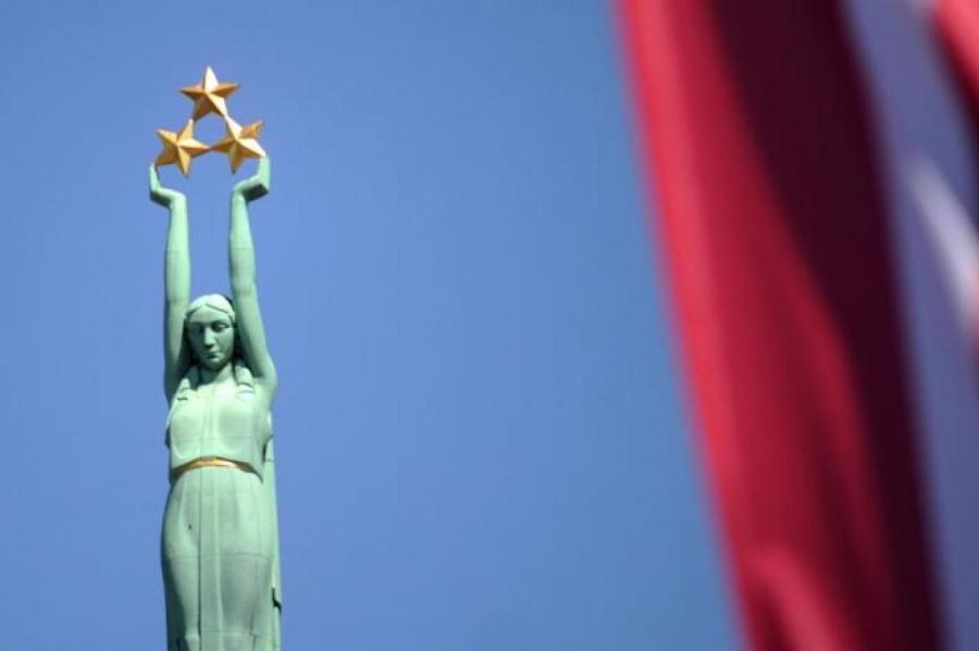 «Сердитые глаза и нелюбезные лица» - как англичане узнают жителей Латвии