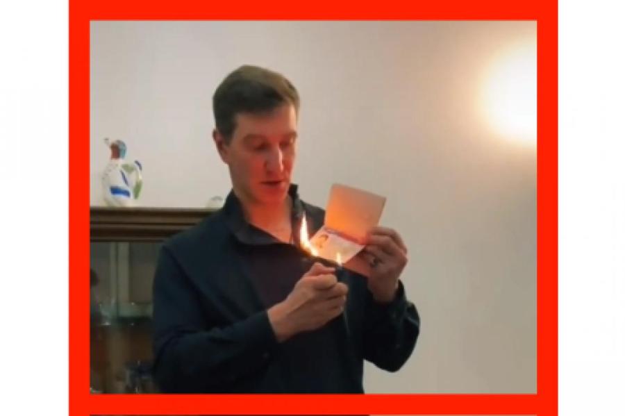 «Проклятые США! Будьте прокляты» — российский пропагандист сжёг паспорт с визой