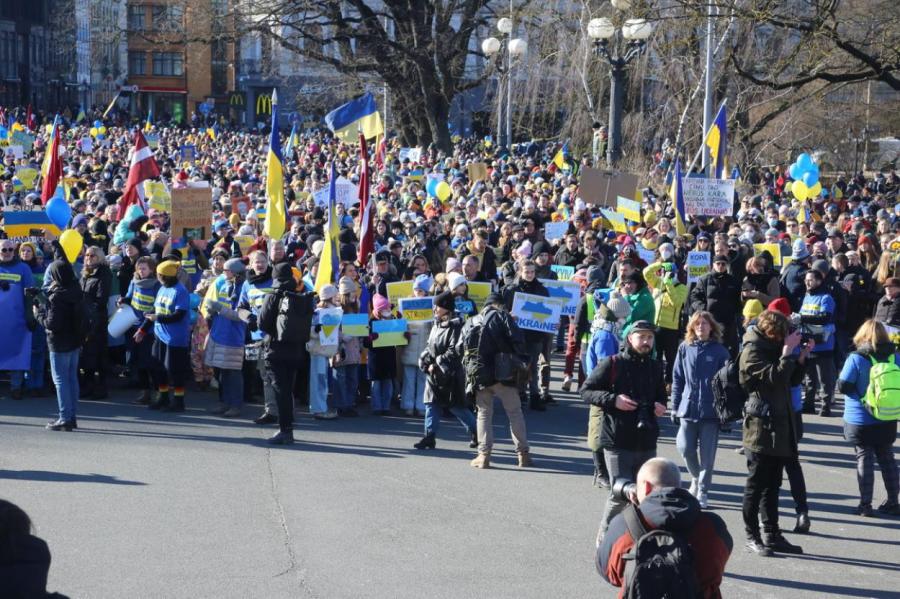 Организаторы: на акции в поддержку Украины в Риге собралось около 30 000 человек