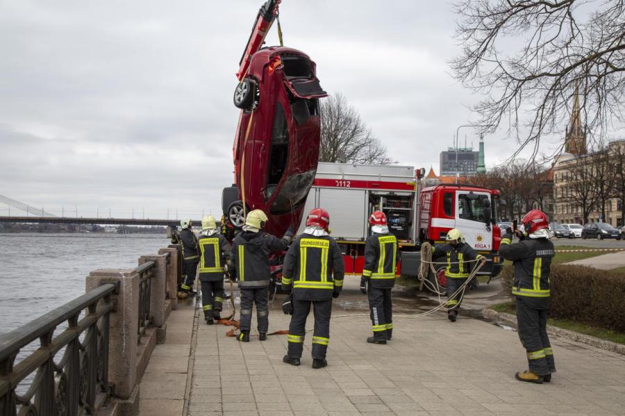 Момент падения автомобиля в Даугаву попал на видео