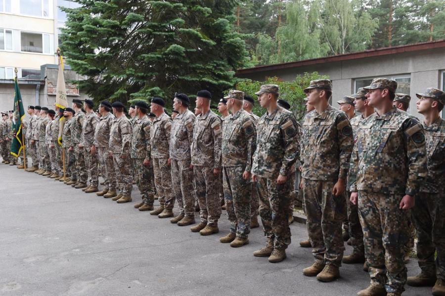 Земессаргам обещают высшее образование и повышенную пенсию