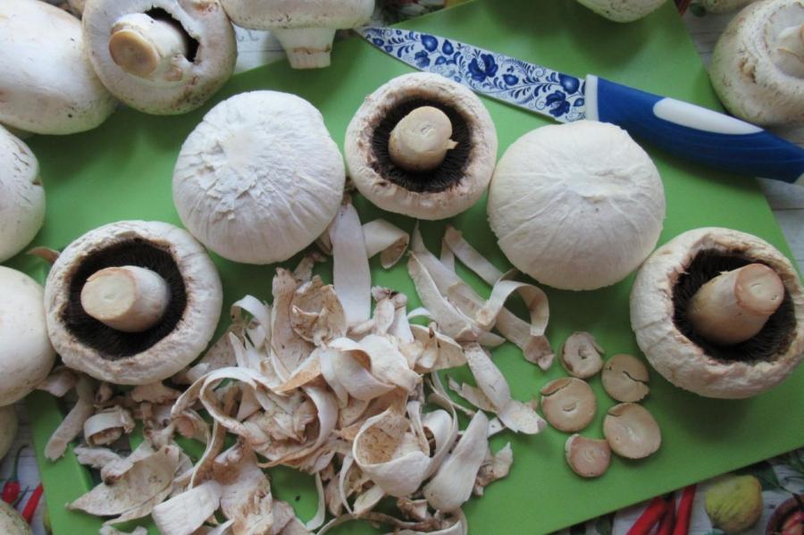 Шампиньоны нужно мыть или чистить перед жаркой? Рассказываем...