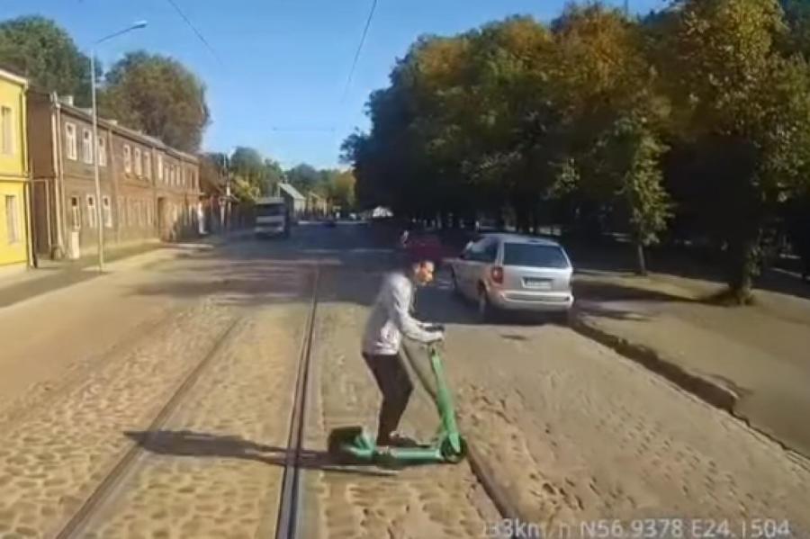 В ДКУБ ежедневно поступают дети, получившие травмы на электросамокатах