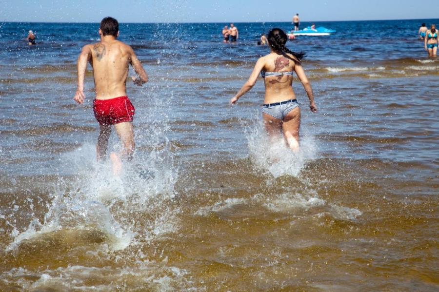 В воду опять не зайти! На пляжах в Юрмале ледяная вода, несмотря на жару