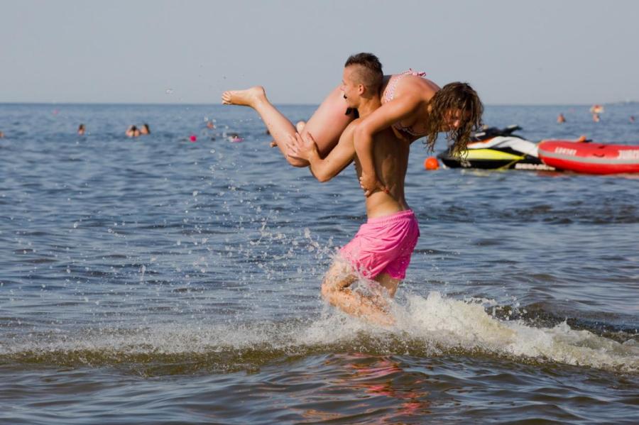 Стала еще холоднее: вода на пляжах в Юрмале становится уже едва не опасной