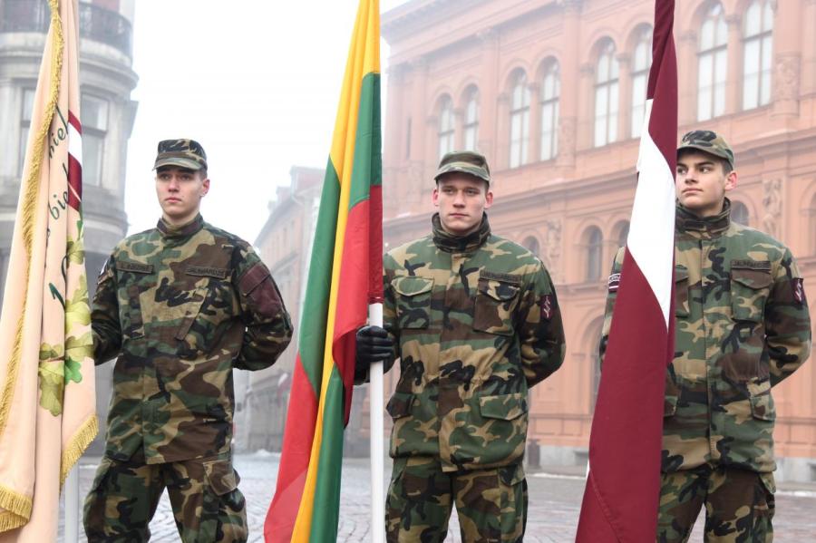 «Золотой пинок»: ввести срочную службу Ригу заставили союзники?