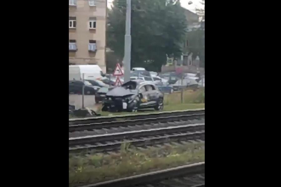 ЧП: в Риге авто CityBee врезалось в забор; как BMW попал в канаву (ВИДЕО)
