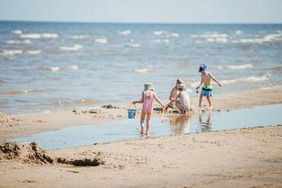 «Айда купаться!» Температура воды на море в Юрмале достигла 22 градусов