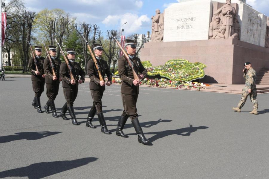 Женщин тоже возьмут поохранять Памятник свободы и замок Левитса