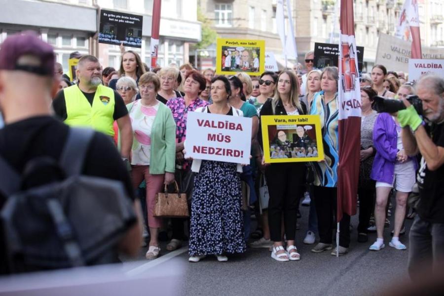 В акции протеста медиков у здания правительства участвуют около 500 человек