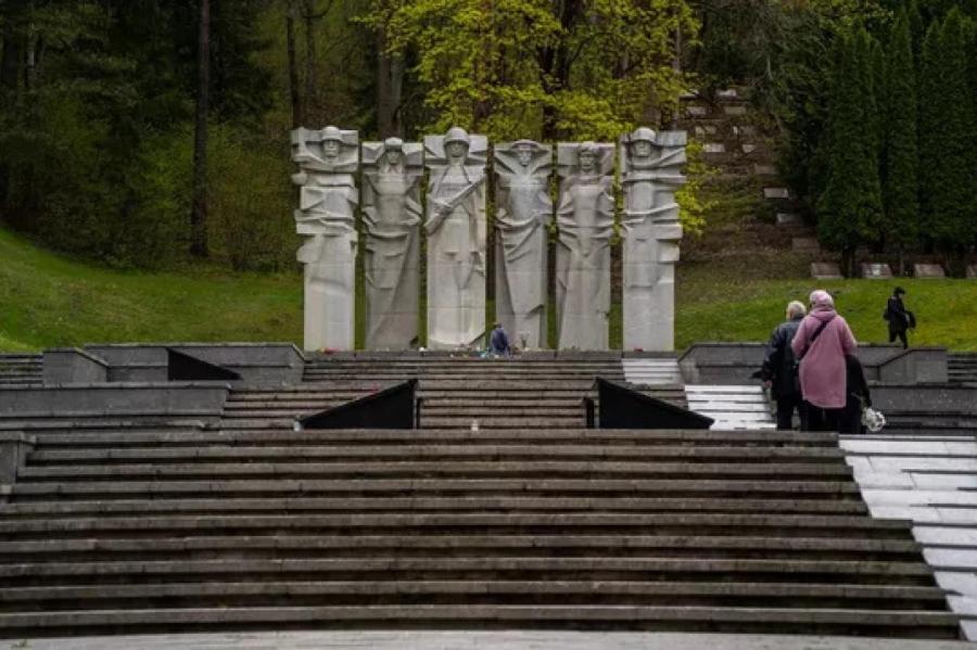 В Вильнюсе начался демонтаж мемориала советским воинам