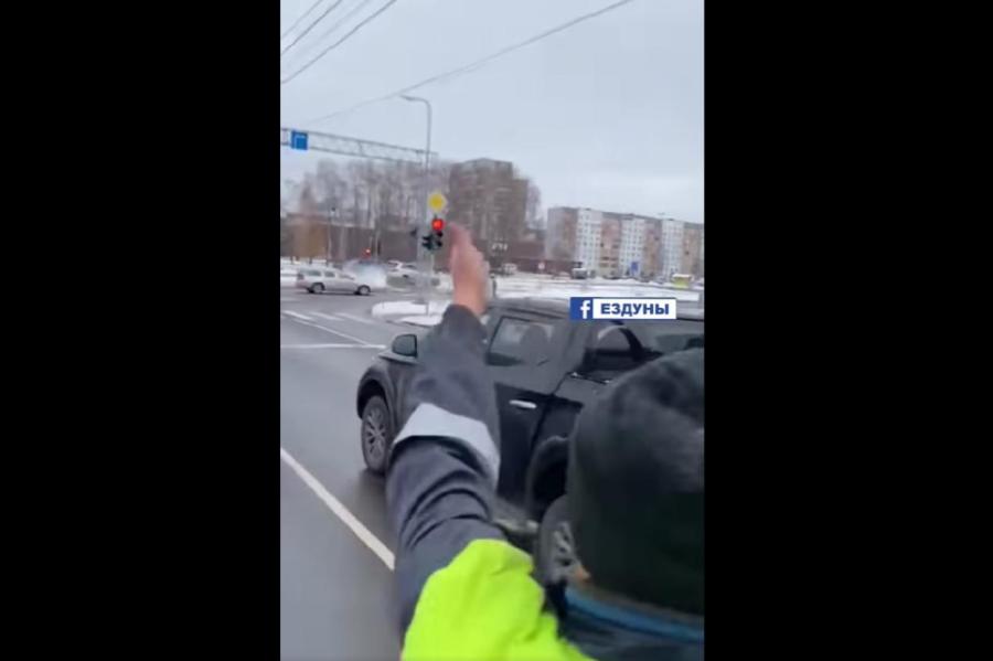 Очевидцы в шоке от аварии в Плявниеках: BMW X5 протаранил авто и скрылся (ВИДЕО)