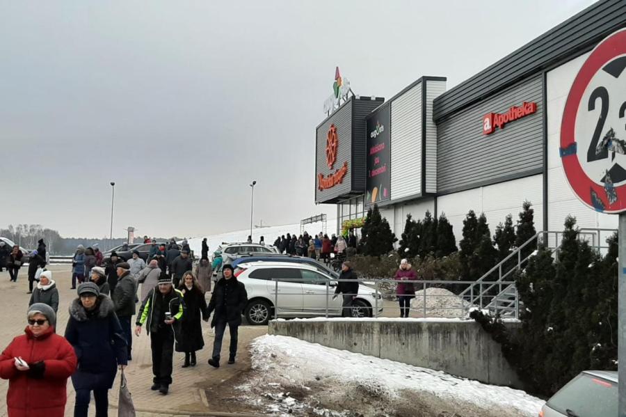 В Риге эвакуировали новый торговый центр (ФОТО)