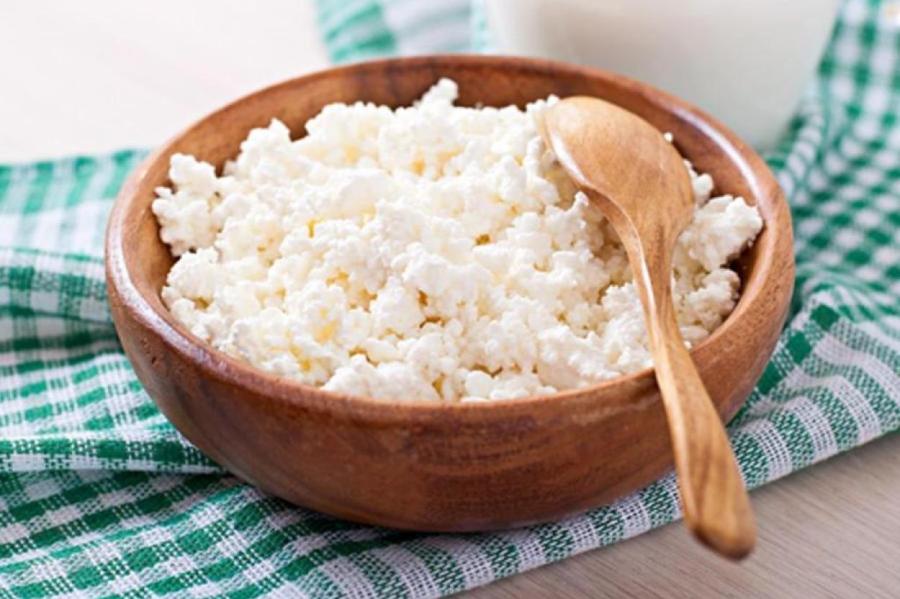 Что делать с прокисшим творогом: когда можно готовить, а когда лучше выбросить