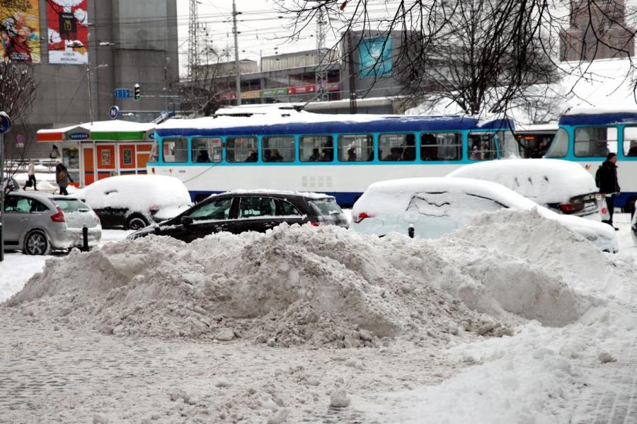 Автоводителям из-за снегопада разрешили бесплатный проезд в транспорте Риге