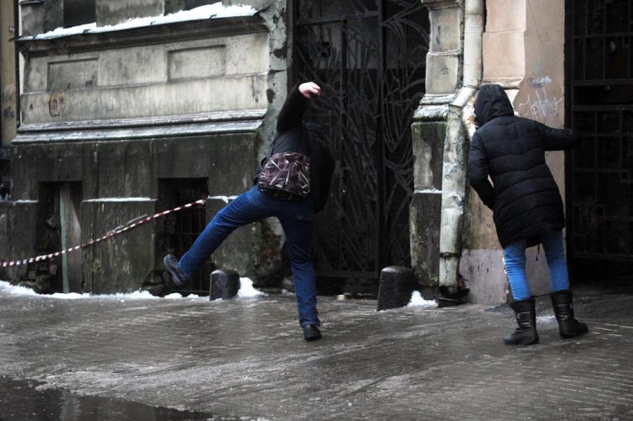 За сутки в больницы Латвии попал 61 человек с травмами, полученными на улицах