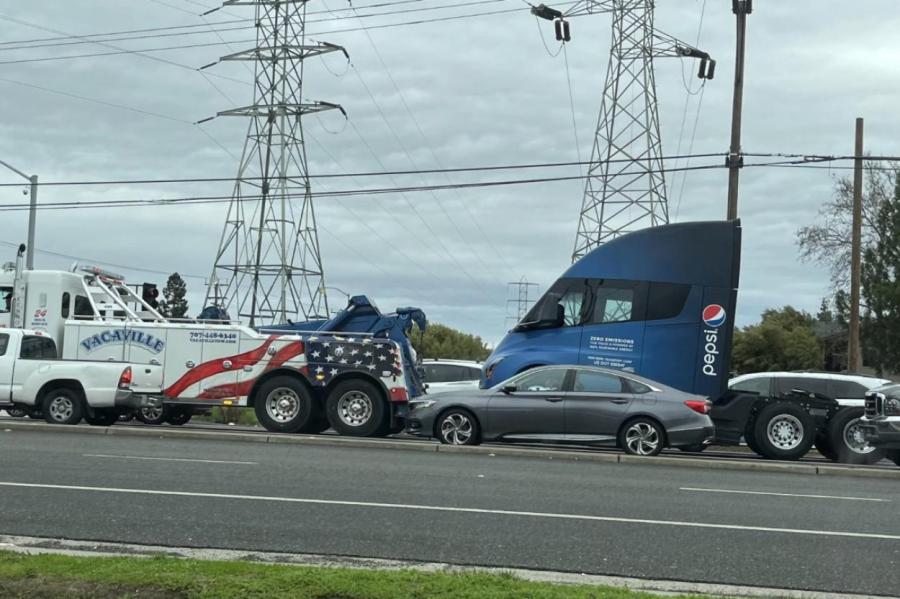 Один из грузовиков Tesla Semi для Pepsi, замечен в процессе буксировки