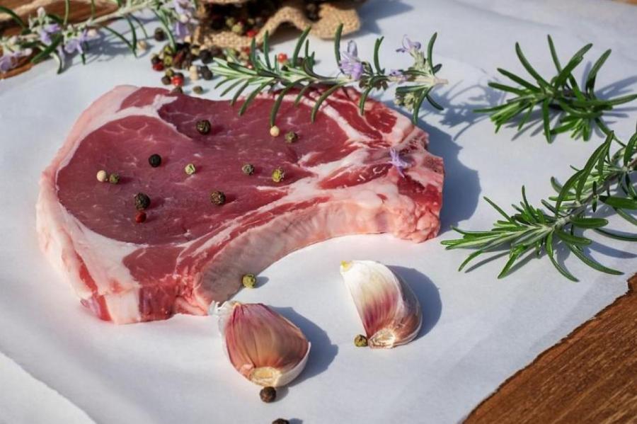 Как быстро разморозить мясо: вот чем нужно облить продукт
