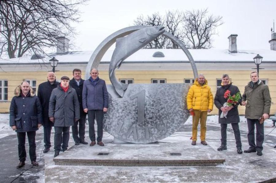 Спи спокойно, дорогой. В Вентспилсе открыли памятник... лату