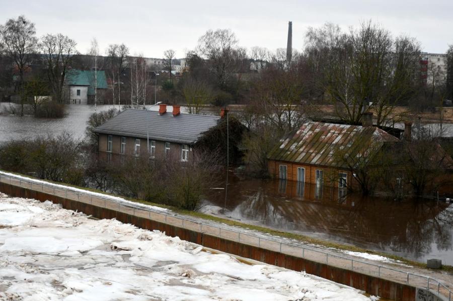 В Екабпилсе началась откачка воды из затопленных мест